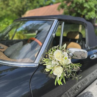 Décorer une voiture pour un mariage. Composition sur mesure par L'Agave Fleuriste Wimereux, le spécialiste de la Côte d'Opale