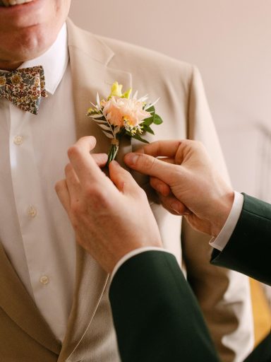 Boutonnières et tous les accessoires pour les cheveux ou les vestes de mariés par L'Agave Fleuriste Wimereux