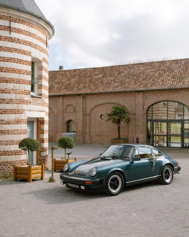 La décoration fleurie de voiture pour le mariage par l'Agave Fleuriste Wimereux